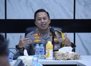 Kabid Humas Polda Metro Jaya Beri Penghargaan Kepada Kasi Humas Dan Personel Berprestasi