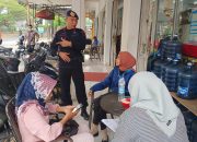 Brimob Polda Jabar Datangi Kumpulan Warga Cirebon