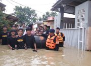 Brimob Polda Jabar Bantu Warga Cirebon Yang Terdampak Banjir