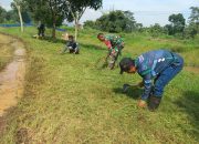 Sektor 5 Citarum Harum Sub 4 Bersihkan Rumput Liar di Sekitar  Daerah Aliran Sungai Citarum