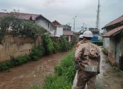 Tim SAR Brimob Polda Jabar Patroli Sungai di Wilayah Jatinangor