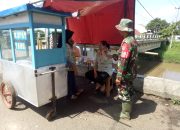 Dansub 2 Peltu Syahril Edukasi Pedagang di Bantaran Sungai