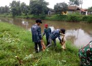 Kerjasama Sektor 5 Citarum Harum Sub 2 Bersama Masyarakat Bersihkan Sampah di Bantaran Sungai Citarum