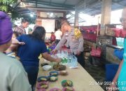 Berbagi Keberkahan Dengan Memberikan Takjil, Bhabinkamtibmas Kelurahan Pejaten Barat Selipkan Pesan Kamtibmas