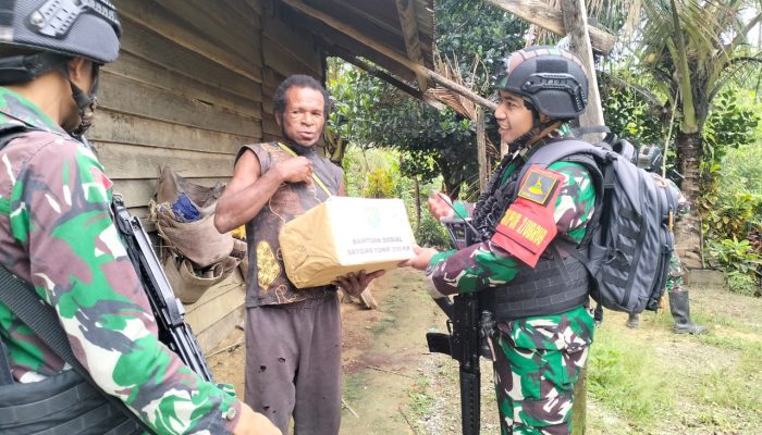 Satgas Yonif 310/KK Berikan Paket Sembako Di Perbatasan Papua