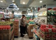 Cek Bahan Pokok Bhabinkamtibmas Parigi Lama Sambangi Hero Swalayan Emerald Bintaro