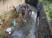 Sektor 22 Citarum Harum Sub 2 Bersihkan Sampah di Sungai Cikendal