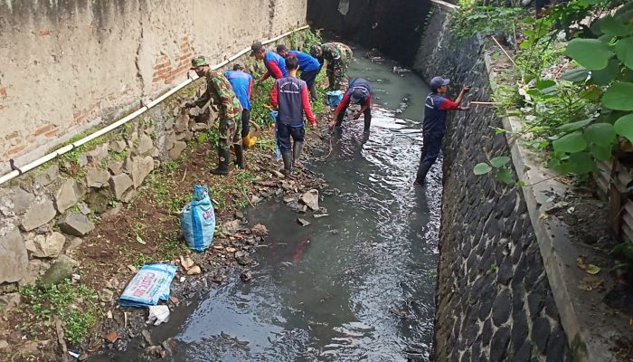 Sektor 22 Citarum Harum Sub 2 Bersihkan Sampah di Sungai Cikendal
