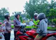 Satlantas Polresta Bandung Polda Jabar Bagi Takjil Gratis Sekaligus Sosialisasi Ops Keselamatan Lodaya