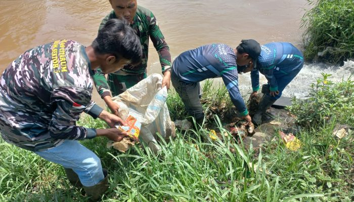 Sektor 5 Citarum Harum Sub 4 Bersihkan Sampah di Bantaran Sungai