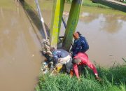 Sektor 5 Satgas Citarum Sub 3 Bersihkan Sampah Di Konstruksi Tiang Jembatan Sungai Citarum