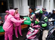 10 Menit Ludes, Warga Bandung Antusias Terima Takjil Dari Polisi dan Bhayangkari