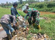 Sektor 5 Citarum Harum Sub 4 Bersihkan Sampah Liar di Bantaran Sungai Citarum