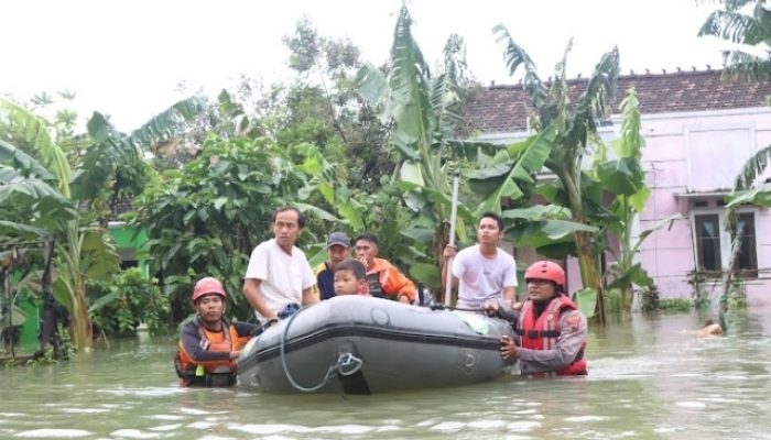 Ribuan Warga Kebanjiran, Polres Jepara Bantu Evakuasi Hingga Berikan Layanan Kesehatan dan Trauma Healing