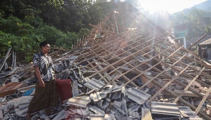 Gempa Mengakibatkan 2.000 Lebih Bangunan di Bawean Rusak