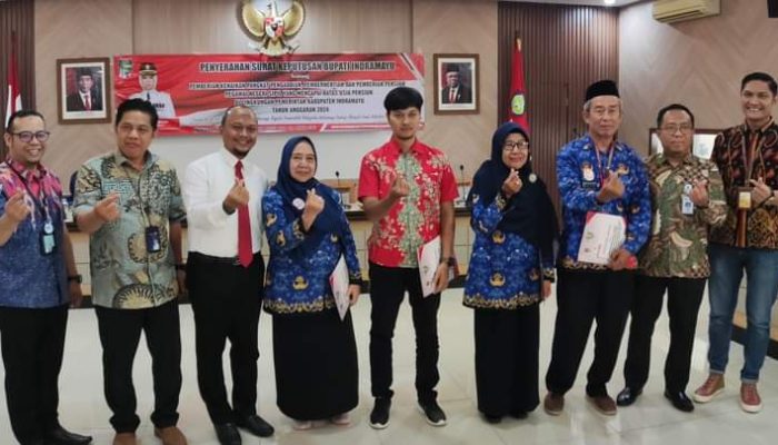 BKPSDM Serahkan SK Pensiun dari Bupati Indramayu untuk PNS Purna Tugas