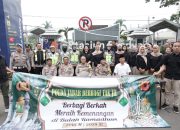 Pejabat Utama Polda Jabar Berbagi Takjil di Stasiun Bandung