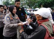 Polda Jabar Berbagi Berkah di Bulan Ramadhan di Stasiun KAI Kiaracondong Bandung
