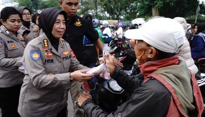 Polda Jabar Berbagi Berkah di Bulan Ramadhan di Stasiun KAI Kiaracondong Bandung