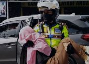 Polisi Terjun Langsung Evakuasi Pemudik Wanita Yang Pingsan Saat Perjalanan