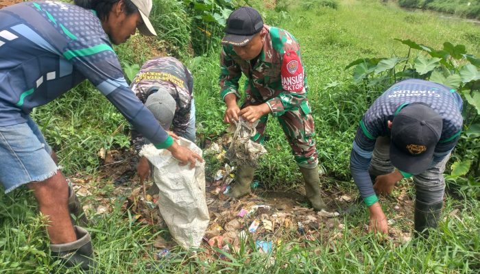 Gerak Cepat Sektor 5 Citarum Harum Sub 4 Bersihkan Sampah di Bantaran Sungai