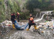 Sektor 22 Citarum Harum Sub 04 Angkat Sampah di Sungai Cikapayang