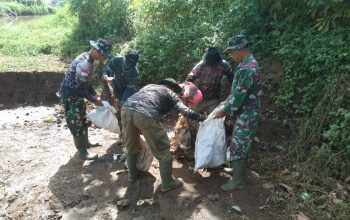 Satgas Citarum Harum Sektor 5 Sub 1 Bersihkan Sampah di Area Bantaran Sungai Citarum