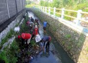 Karbak Sektor 22 Citarum Harum Sub 2 Sasar Sampah dan Rumput Liar di Sungai Cipanya