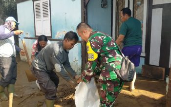Gerak Cepat Sektor 22 Citarum Harum Sub 06 Bantu Warga Bersihkan Lumpur Pasca Banjir