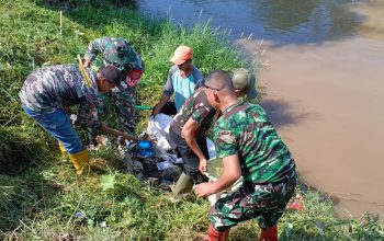 Hindari Pencemaran Ke Sungai, Sektor 5 Citarum Harum Sub 3 Bersihkan Sampah di Area Bantaran Sungai