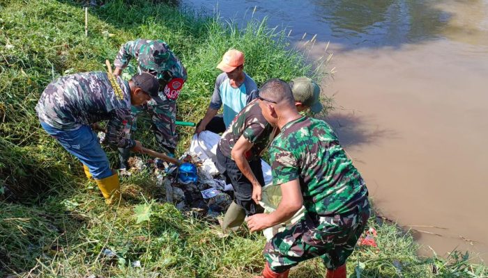 Hindari Pencemaran Ke Sungai, Sektor 5 Citarum Harum Sub 3 Bersihkan Sampah di Area Bantaran Sungai
