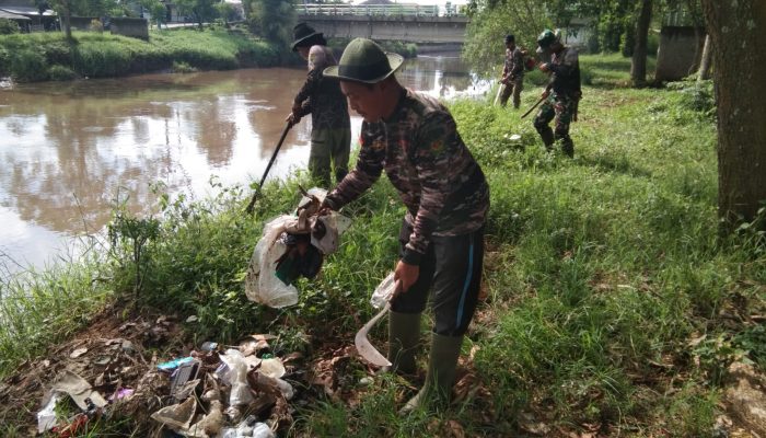 Satgas Citarum Harum Sektor 5 Sub 1 Bersihkan Area Bantaran Sungai Citarum