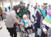Polwan Polres Indramayu Berikan Pelayanan Bagi Jamaah Calon Haji dari Kota Bandung
