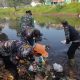 Satgas Citarum Harum Sektor 5 Sub 3 Sisir Sampah di Sungai