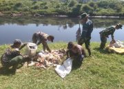 Satgas Citarum Harum Sektor 5 Sub 1 Bersihkan Sampah di Sekitar Bantaran Sungai Citarum