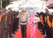 Kapolres Indramayu Baru, AKBP Ari Setyawan Wibowo, Disambut Dengan Tradisi Pedang Pora