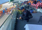 Brimob Polda Jabar Sterilisasi Lokasi Pertandingan Sepak Bola Piala Presiden 