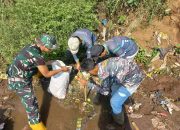 Sektor 5 Citarum Harum Sub 4 Angkat Sampah di Aliran Sungai Citarum