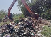 Dalam upaya menjaga kebersihan lingkungan, Baops Sektor 5 Citarum Harum Kerahkan Alat Berat Angkut Tumpukan Sampah di TPS Liar
