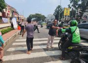 Jum’at Berkah Polsek Kelapa Dua Bagikan 100 Paket Nasi Kotak kepada Pengguna Jalan
