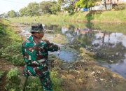 Anggota Sektor 5 Citarum Harum Sub 2 Patroli di Daerah Aliran Sungai Citarum
