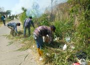 Sektor 5 Citarum Harum Sub 2 Pembabatan Rumput Liar dan Ilalang di Bantaran Sungai Citarum