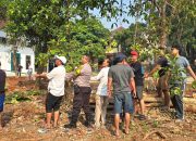 Bhabinkamtibmas Polsek Pamulang Ikuti Kerja Bakti Bersama Warga