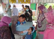 Kolaborasi Bhabinkamtibmas dan Puskesmas Sukseskan Pekan Imunisasi Polio di Pondok Jagung