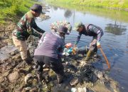 Upaya Mengurangi Dampak Banjir, Sektor 5 Citarum Harum Sub 3 Rutin Bersihkan Sampah di Sungai