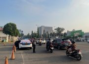 Pengaturan Lalu Lintas Pagi Hari di Depan Sekolah Santa Ursula BSD oleh Sat Samapta Polres Tangerang Selatan