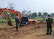 Dansektor 5 Mengecek Alat Berat di Sungai Citarum