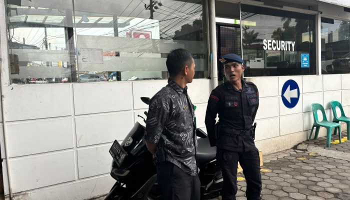 Brimob Polda Jabar Sambangi Tempat Penginapan Cipanas Cianjur