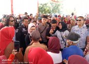 Bupati Nina Agustina Sediakan 4.400 Paket Sembako Pada Gerakan Pangan Murah di Kecamatan Terisi dan Losarang