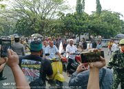 Pasangan Berkah Naik Vespa Kuning Saat Daftar di KPU Indramayu